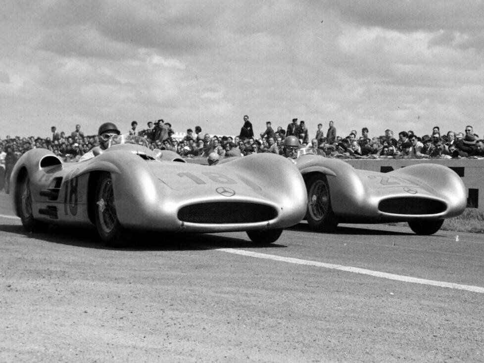 Die Mercedes-Fahrer Juan Manuel Fangio und Karl Kling 1954 in Reims in Frankreich