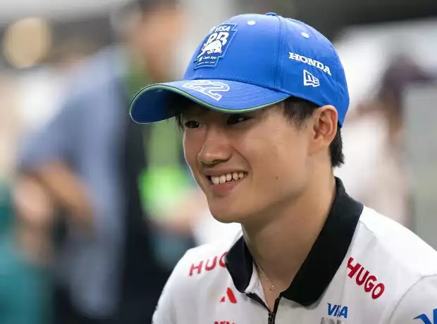 Formel-1-Fahrer Yuki Tsunoda im Fahrerlager in Singapur 2024 Titel-Bild zur News: Formel-1-Fahrer Yuki Tsunoda im Fahrerlager in Singapur 2024