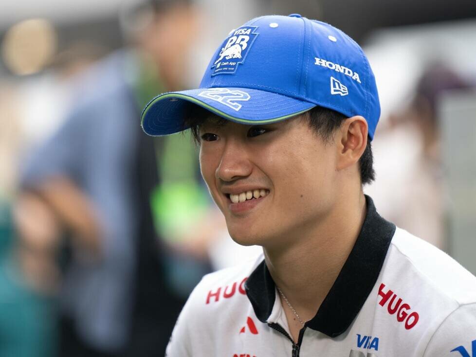 Formel-1-Fahrer Yuki Tsunoda im Fahrerlager in Singapur 2024