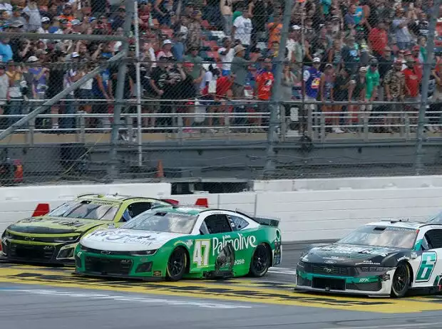 Three-Wide-Fotofinish: 1. Ricky Stenhouse, 2. Brad Keselowski, 3. William Byron Titel-Bild zur News: Three-Wide-Fotofinish: 1. Ricky Stenhouse, 2. Brad Keselowski, 3. William Byron