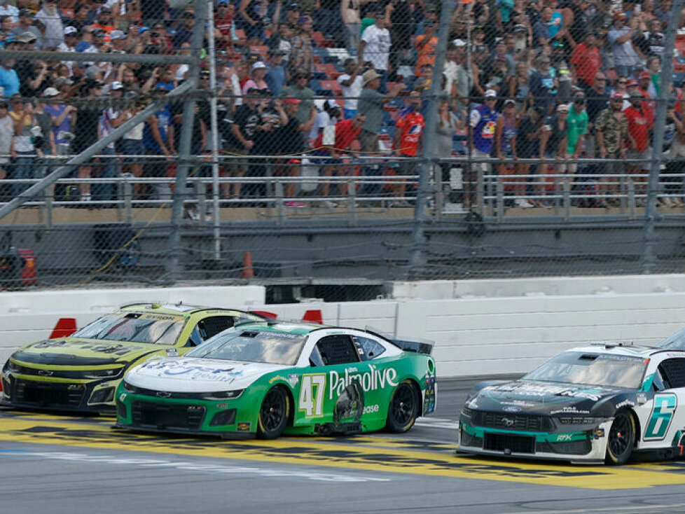Three-Wide-Fotofinish: 1. Ricky Stenhouse, 2. Brad Keselowski, 3. William Byron