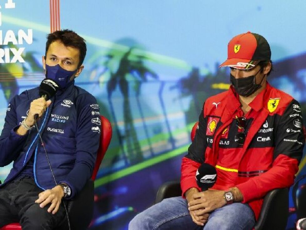 Alexander Albon und Carlos Sainz bei einer Formel-1-Pressekonferenz