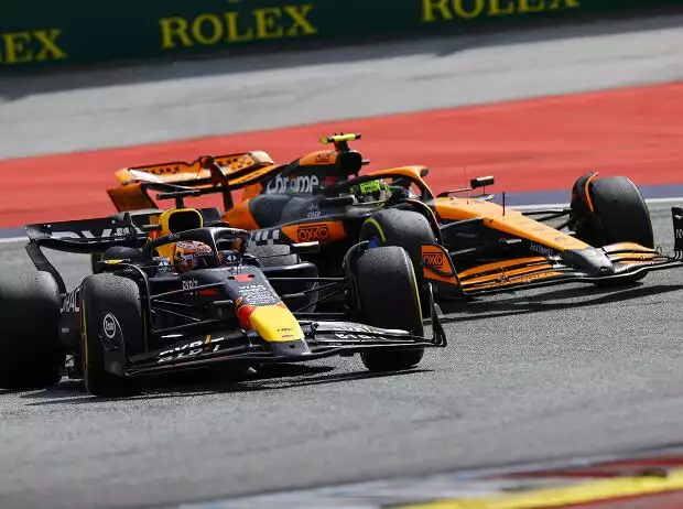 Max Verstappen im Red Bull gegen Lando Norris im McLaren Titel-Bild zur News: Max Verstappen im Red Bull gegen Lando Norris im McLaren