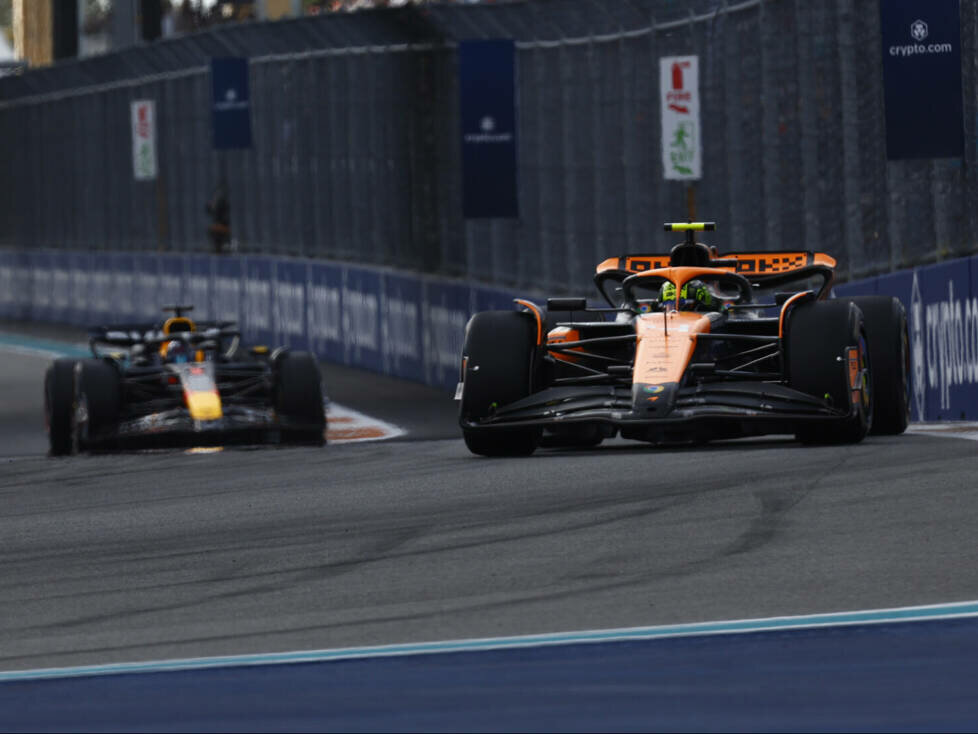 Lando Norris (McLaren MCL38) vor Max Verstappen (Red Bull RB20) beim Formel-1-Rennen in Miami 2024