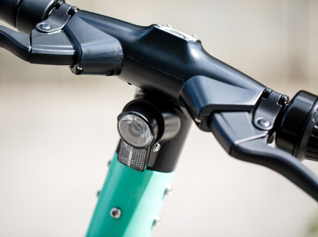 E-Scooter Versicherung: E-Scooter Lenker in Nahaufnahme E-Scooter Versicherung: E-Scooter Lenker in Nahaufnahme