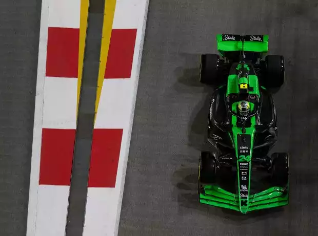 Titel-Bild zur News: Guanyu Zhou (Sauber C44) beim Formel-1-Rennen in Singapur 2024