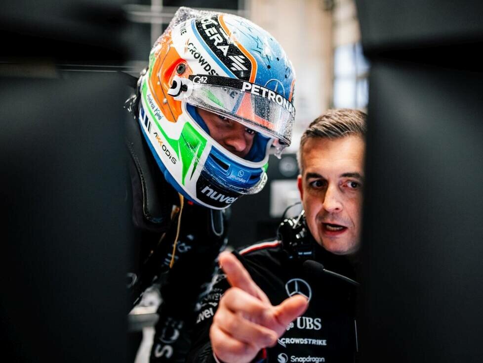Andrea Kimi Antonelli im Gespräch mit einem Mercedes-Ingenieur