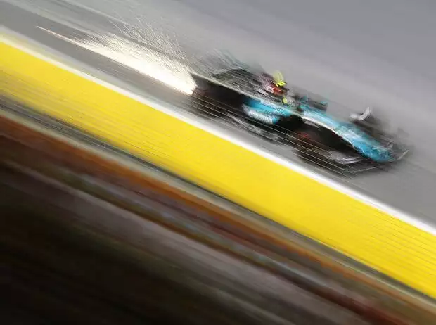 Lewis Hamilton (MErcedes W15) beim Formel-1-Rennen in Singapur 2024 Titel-Bild zur News: Lewis Hamilton (MErcedes W15) beim Formel-1-Rennen in Singapur 2024