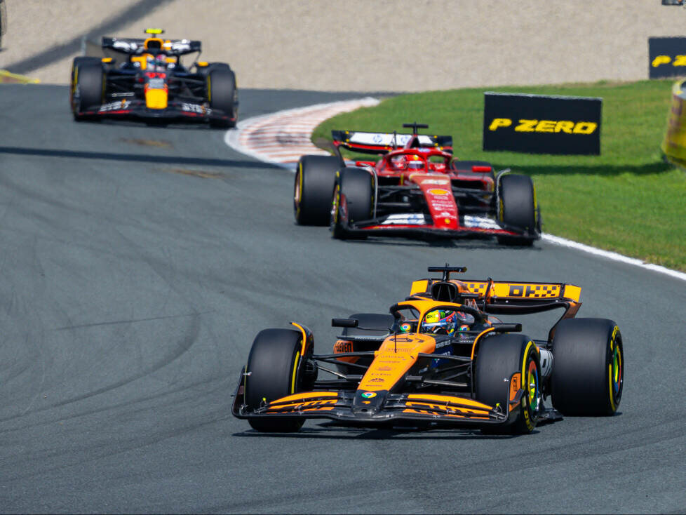 Oscar Piastri (McLaren MCL38) vor Charles Leclerc (Ferrari SF-24) und Sergio Perez (Red Bull RB20)
