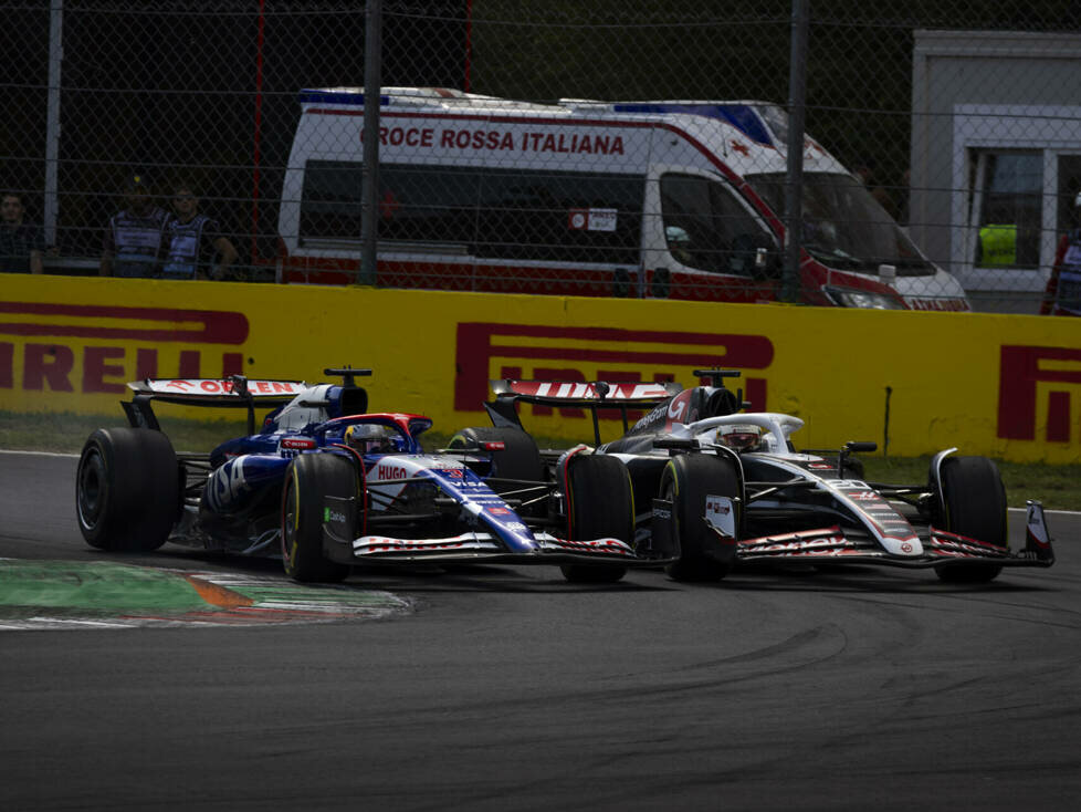 Daniel Ricciardo (Racing Bulls VCARB 01) vor Kevin Magnussen (Haas VF-24) beim Formel-1-Rennen in Monza 2024
