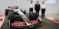 Haas-VF-24 mit Ayao Komatsu und Toyota-Vertretern
