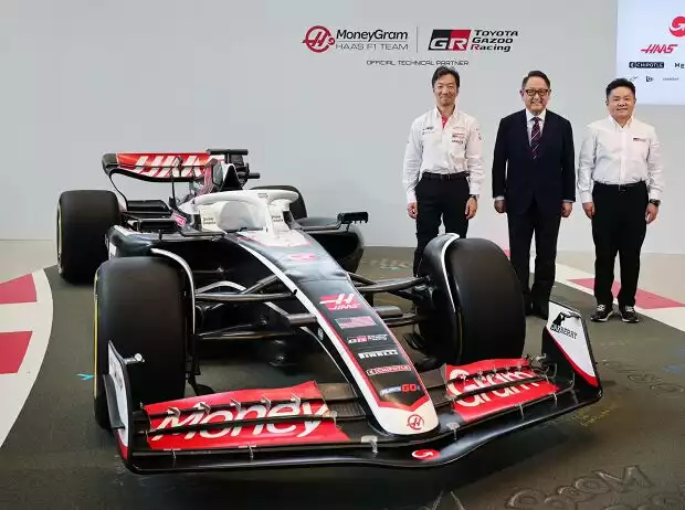 Haas-VF-24 mit Ayao Komatsu und Toyota-Vertretern Titel-Bild zur News: Haas-VF-24 mit Ayao Komatsu und Toyota-Vertretern