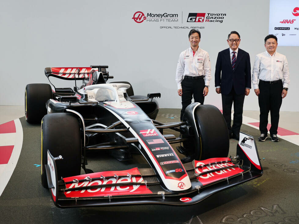 Haas-VF-24 mit Ayao Komatsu und Toyota-Vertretern