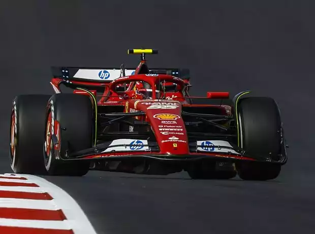 Carlos Sainz im Ferrari SF-24 beim Formel-1-Training in Austin 2024 Titel-Bild zur News: Carlos Sainz im Ferrari SF-24 beim Formel-1-Training in Austin 2024