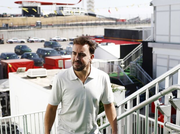 Voller Tatendrang: Fernando Alonso bei der Ankunft in Austin am Donnerstag
