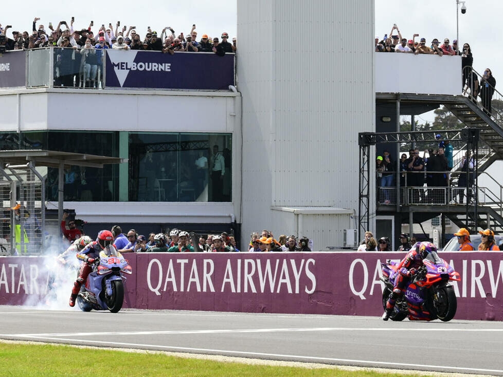 Start zum GP Australien 2024 auf Phillip Island: Jorge Martin führt, Marc Marquez mit Wheelspin