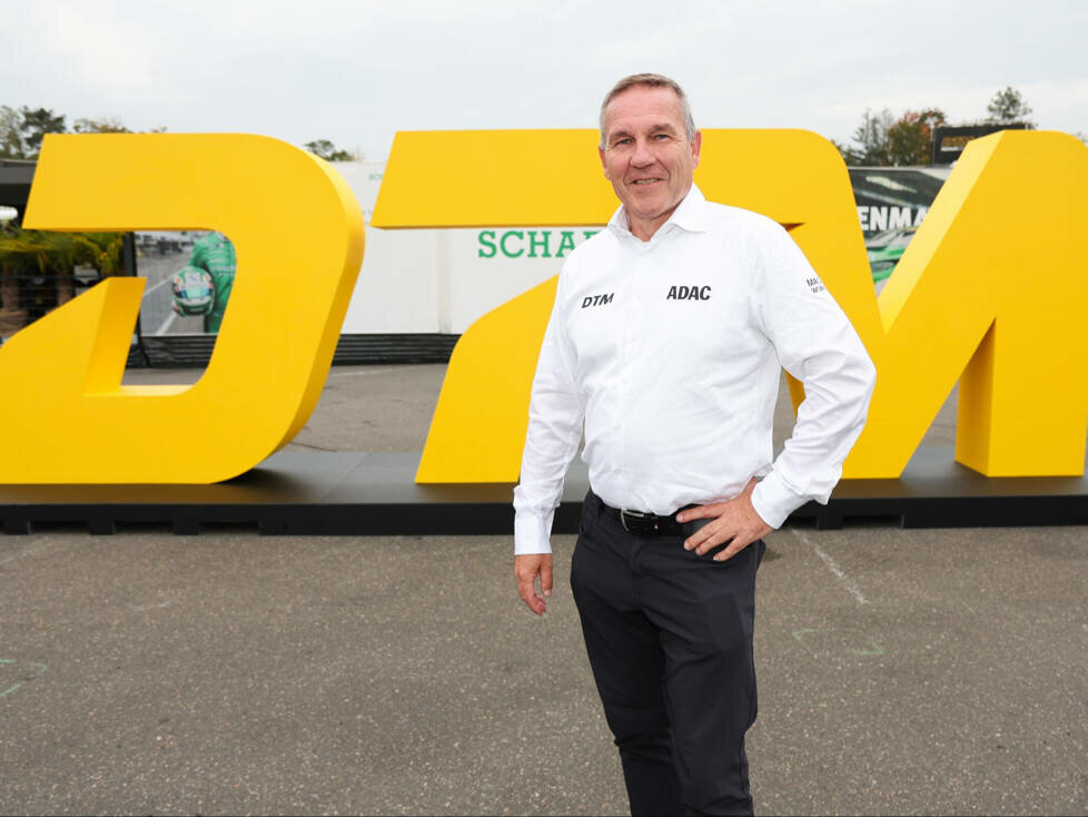 ADAC Motorsportchef Thomas Voss vor dem neuen DTM-Logo