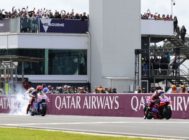 Start zum GP Australien 2024 auf Phillip Island: Jorge Martin führt, Marc Marquez mit Wheelspin