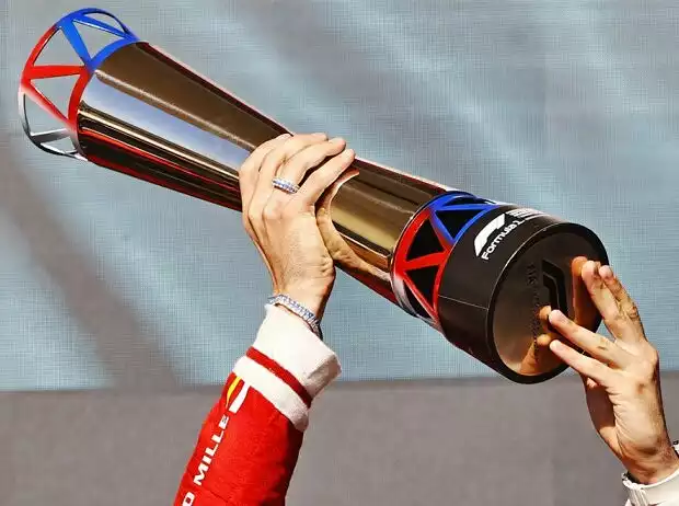 Der improvisierte Formel-1-Siegerpokal in Austin 2024 Titel-Bild zur News: Der improvisierte Formel-1-Siegerpokal in Austin 2024