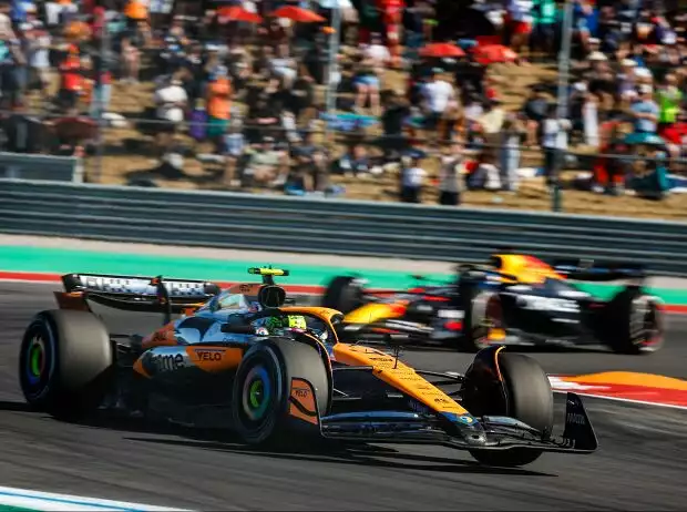 Lando Norris im McLaren vor Max Verstappen im Red Bull kurz vor Rennende in Austin 2024 Titel-Bild zur News: Lando Norris im McLaren vor Max Verstappen im Red Bull kurz vor Rennende in Austin 2024