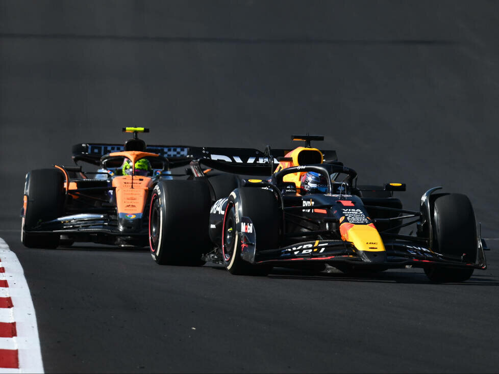 Max Verstappen (Red Bull RB20) vor Lando Norris (McLaren MCL38) beim Formel-1-Rennen in Austin 2024