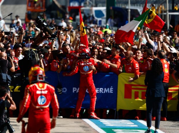 Jubel bei Ferrari: Sieger Leclerc lässt sich feiern, Teamkollege Sainz guckt zu Jubel bei Ferrari: Sieger Leclerc lässt sich feiern, Teamkollege Sainz guckt zu