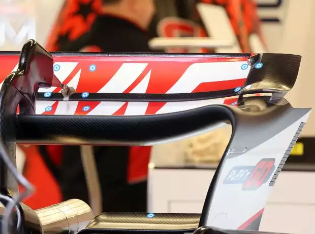 Titel-Bild zur News: Heckflügel am Haas VF-24 in der Formel-1-Saison 2024