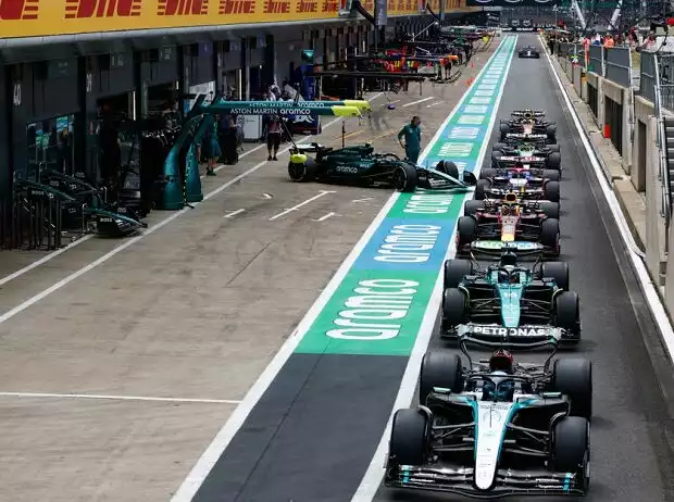 Formel-1-Autos in der Boxengasse Titel-Bild zur News: Formel-1-Autos in der Boxengasse