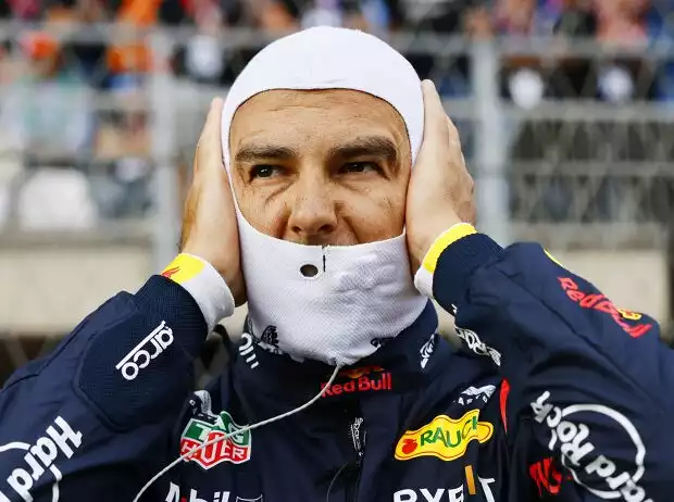 Sergio Perez zieht sich die Sturmhauber über in der Formel-1-Startaufstellung 2024 Titel-Bild zur News: Sergio Perez zieht sich die Sturmhauber über in der Formel-1-Startaufstellung 2024