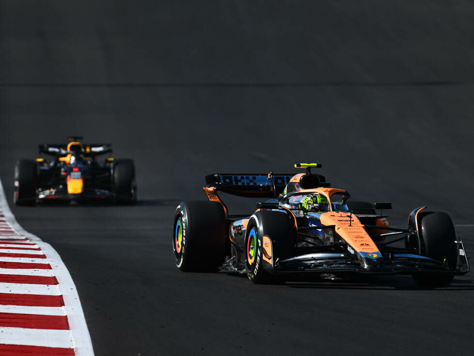Lando Norris (McLaren MCL38) vor Max Verstappen (Red Bull RB20) beim Formel-1-Rennen in Austin 2024