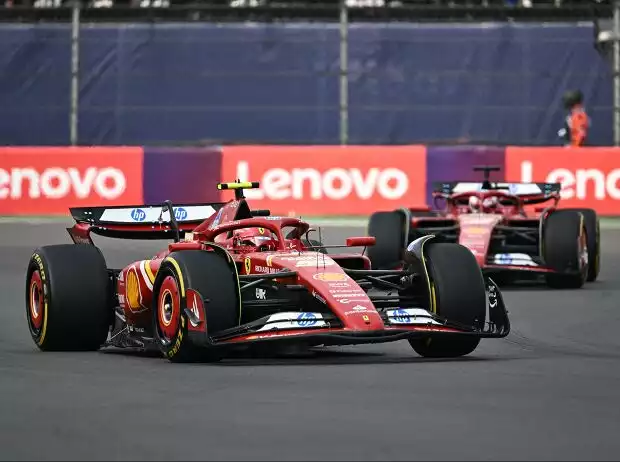 Carlos Sainz bekam zu Beginn des Rennens Druck von Charles Leclerc Titel-Bild zur News: Carlos Sainz bekam zu Beginn des Rennens Druck von Charles Leclerc