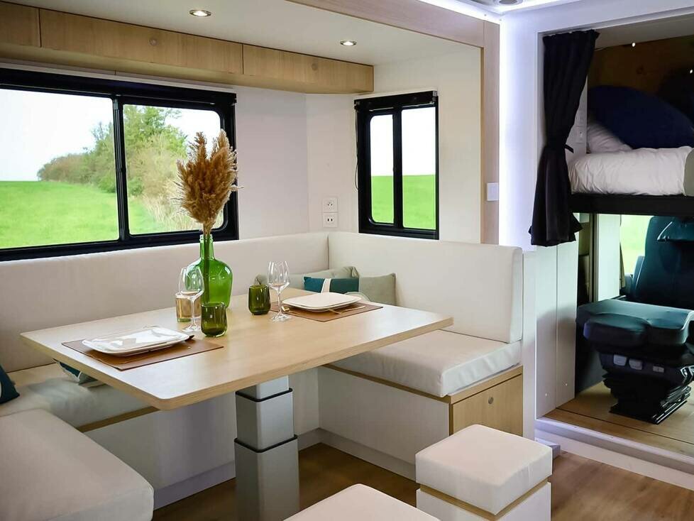 Mercedes-Benz Actros als Pferdetransporter mit Elegance Lounge von Theault