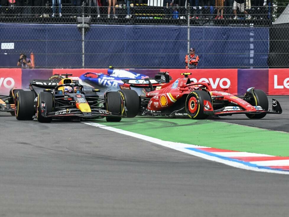 Max Verstappen drängt Carlos Sainz ab in Kurve 1 beim Formel-1-Rennen in Mexiko 2024