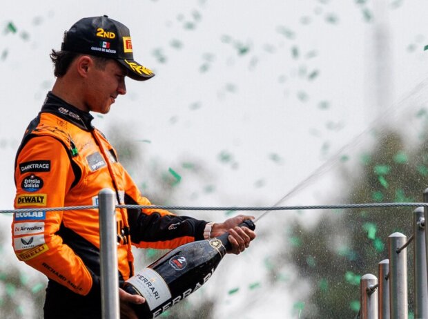 Lando Norris feiert auf dem Podium in Mexiko seinen zweiten Platz im Rennen Lando Norris feiert auf dem Podium in Mexiko seinen zweiten Platz im Rennen