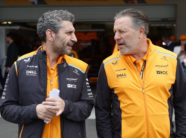 McLaren-Teamchef Andrea Stella im Gespräch mit McLaren-Boss Zak Brown McLaren-Teamchef Andrea Stella im Gespräch mit McLaren-Boss Zak Brown