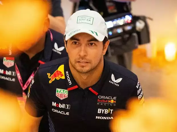 Sergio Perez im Formel-1-Fahrerlager in Mexiko Titel-Bild zur News: Sergio Perez im Formel-1-Fahrerlager in Mexiko