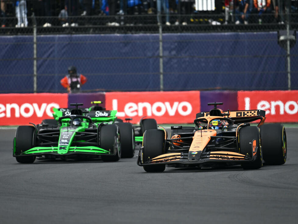 Oscar Piastri (McLaren MCL38) vor Valtteri Bottas (Sauber C44) beim Formel-1-Rennen in Mexiko 2024