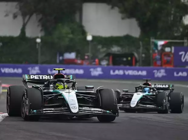 Lewis Hamilton und George Russell (Mercedes W15) beim Formel-1-Rennen in Mexiko 2024 Titel-Bild zur News: Lewis Hamilton und George Russell (Mercedes W15) beim Formel-1-Rennen in Mexiko 2024
