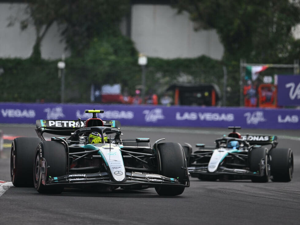 Lewis Hamilton und George Russell (Mercedes W15) beim Formel-1-Rennen in Mexiko 2024