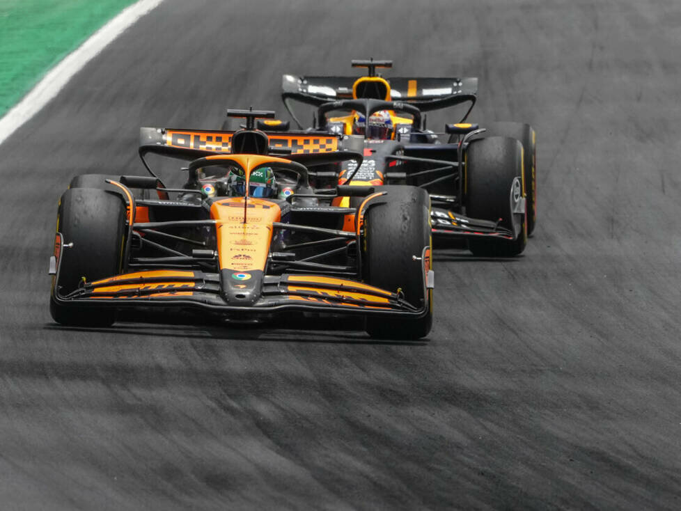 Oscar Piastri (McLaren MCL38) vor Max Verstappen (Red Bull RB20) beim Formel-1-Rennen in Brasilien 2024