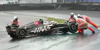 Nico Hülkenberg (Haas VF-24) wird von Streckenposten beim Formel-1-Rennen in Brasilien 2024 angeschoben