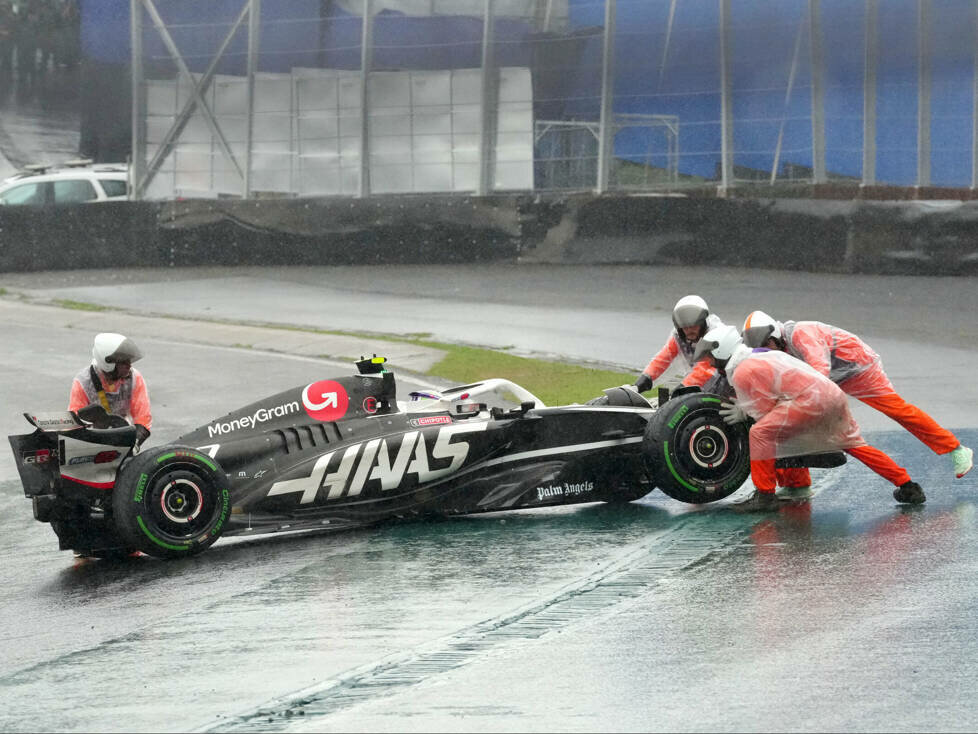 Nico Hülkenberg (Haas VF-24) wird von Streckenposten beim Formel-1-Rennen in Brasilien 2024 angeschoben