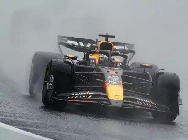 Max Verstappen im Red Bull RB20 auf regennasser Fahrbahn in Brasilien 2024 Titel-Bild zur News: Max Verstappen im Red Bull RB20 auf regennasser Fahrbahn in Brasilien 2024