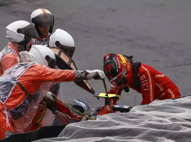 Carlos Sainz versenkte seinen Ferrari im Regen gleich zweimal in der Bande Titel-Bild zur News: Carlos Sainz versenkte seinen Ferrari im Regen gleich zweimal in der Bande