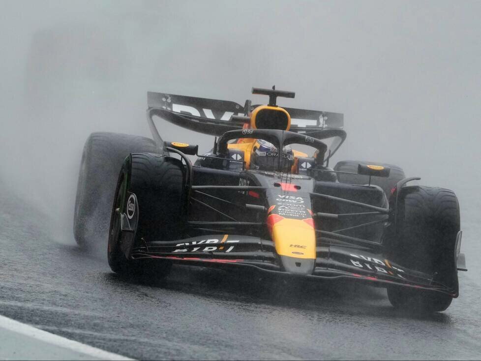 Max Verstappen im Red Bull RB20 auf regennasser Fahrbahn in Brasilien 2024