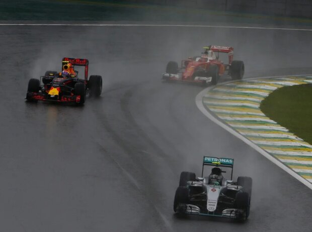 Wie sich die Bilder doch gleichen: 2016 mit Nico Rosberg und Kimi Räikkönen Wie sich die Bilder doch gleichen: 2016 mit Nico Rosberg und Kimi Räikkönen