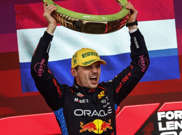 Verstappen zeigt Zähne: Als nächstes stemmt er bald den WM-Pokal Verstappen zeigt Zähne: Als nächstes stemmt er bald den WM-Pokal