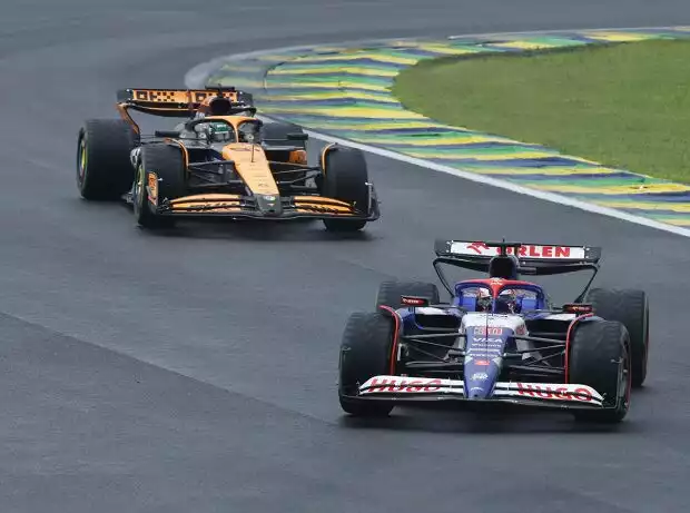 Liam Lawson (Racing Bulls VCARB 01) vor Oscar Piastri (McLaren MCL38) beim Formel-1-Rennen in Brasilien 2024 Titel-Bild zur News: Liam Lawson (Racing Bulls VCARB 01) vor Oscar Piastri (McLaren MCL38) beim Formel-1-Rennen in Brasilien 2024