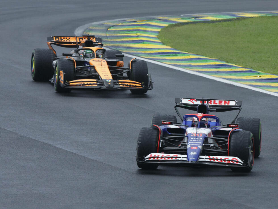Liam Lawson (Racing Bulls VCARB 01) vor Oscar Piastri (McLaren MCL38) beim Formel-1-Rennen in Brasilien 2024