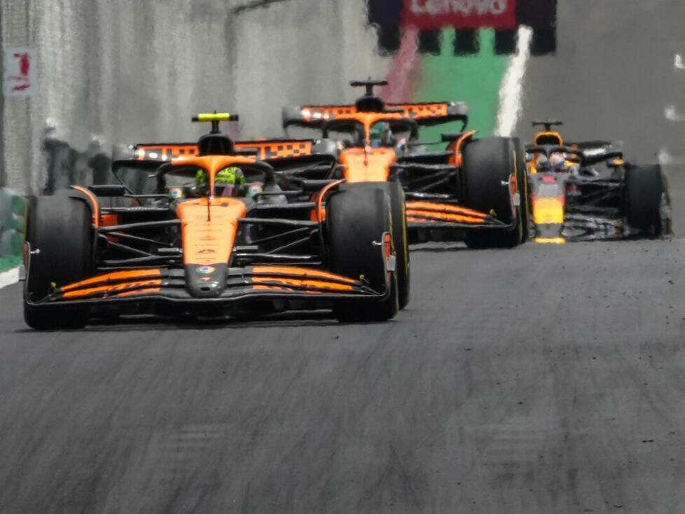 Lando Norris vor seinem McLaren-Teamkollegen Oscar Piastri und Max Verstappen im Red Bull